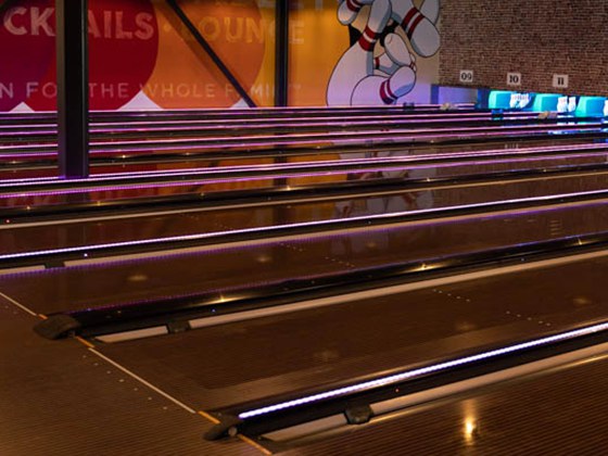 Bowling-QubicaAMF-lanes-spl-boutique-Unique-Color-Options-walnut_foto.jpg