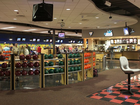 QUBICAAMF-bowling-Family-Entertainment-Center-Kingpin-Lanes.jpg
